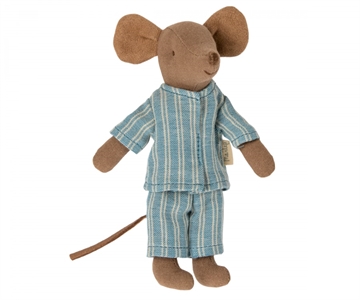 storebror mus kommer i en sød pyjamas
