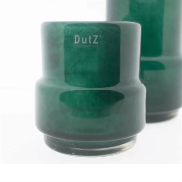 Den smukke mørkegrønne vase har et flot farvespil 
