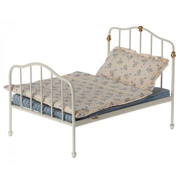 Råhvid seng med blå madras og unikke Maileg tekstiler