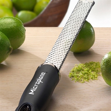 Microplane zester er perfekt til at rive skal på citrusfrugter