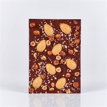 Mørk chokoladebar med amber chokoladeæg, granuleret rabarber og krokant