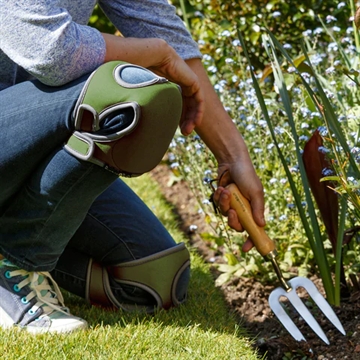 Knæbeskyttere til havearbejdet skåner dine knæ