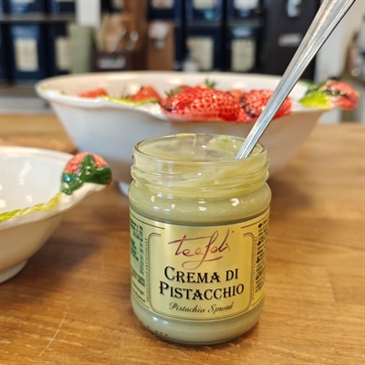 Fristende pistacie creme til brunchbordet, til dessert, til bagværk eller bare med en ske