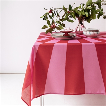 Den festlige røde cirkusdug gør det let at lave en smuk og farverig borddækning
