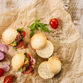 Brug mini burgerbollerne til små snacks, til tapas eller til små hænder