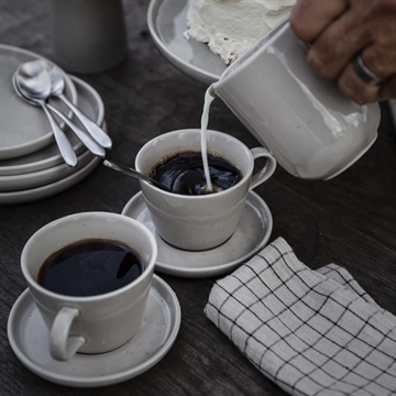 Klassisk kaffekop i nordisk stil med underkop
