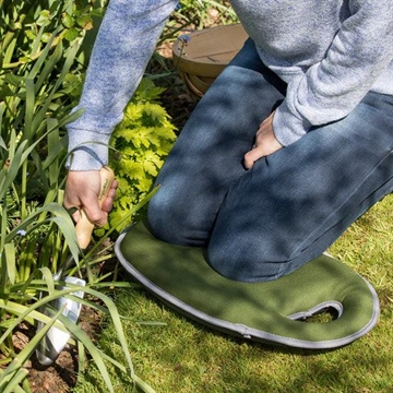 Kernen af stødabsorberende eva skum beskytter knæene under havearbejdet