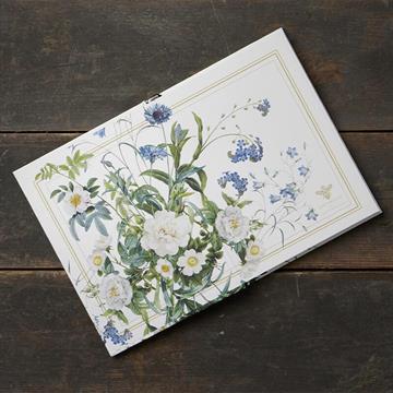 Indbundet notesbog med kornblomster og roser på omslaget