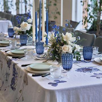 Den smukke serie Blue Flower giver en elegant borddækning