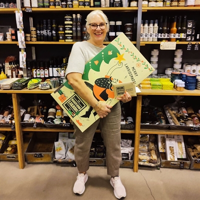 Den store flotte julekalender har et humoristisk motiv og er fyldt med lækker lakrids