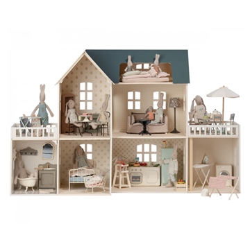 Det nye luksus dukkehus fra Maileg ses her med de skønne Maileg mus og tilbehør