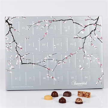 Klassisk julekalender fra Summerbird i sølv med kirsebærgrene. 1 stk chokolade bag hver låge